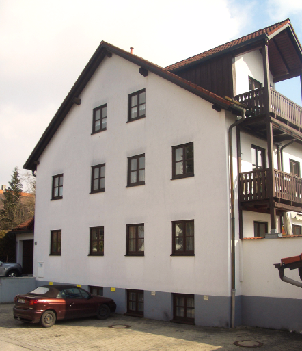 Außenansicht Haus Prosecco in Allershausen mit Parkplätzen